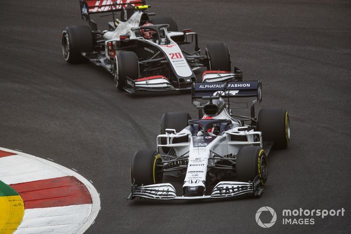 Daniil Kvyat, AlphaTauri AT01, Kevin Magnussen, Haas VF-20