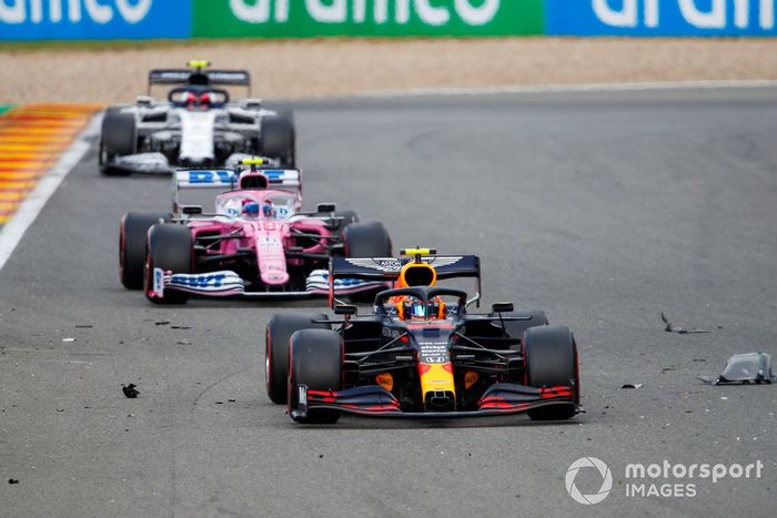 Alex Albon, Red Bull Racing RB16, Lance Stroll, Racing Point RP20, y Pierre Gasly, AlphaTauri AT01, a través de los escombros dejado por el accidente de Antonio Giovinazzi, Alfa Romeo Racing C39, y George Russell, Williams FW43