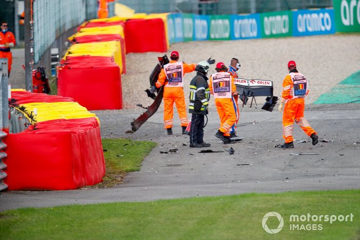 Antonio Giovinazzi, Alfa Romeo Racing C39 choca con la barrera y su neumático suelto golpea el monoplaza de George Russell, Williams FW43