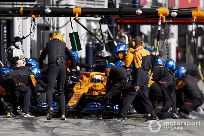 Carlos Sainz Jr., McLaren MCL35, pits