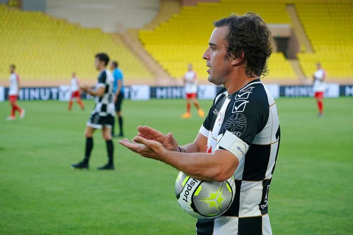 Fernando Alonso durante el partido benéfico en Mónaco