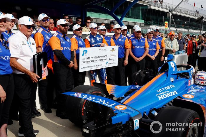 Scott Dixon, Chip Ganassi Racing Honda, celebra con su equipo la obtención de la Pole