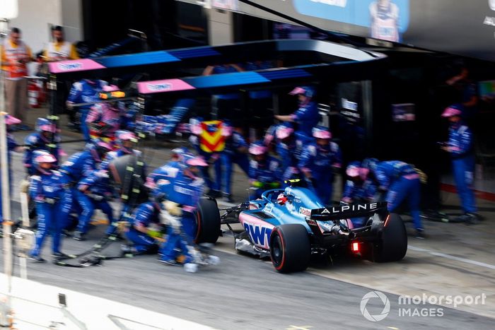 Esteban Ocon, Alpine A522, hace una parada en boxes 