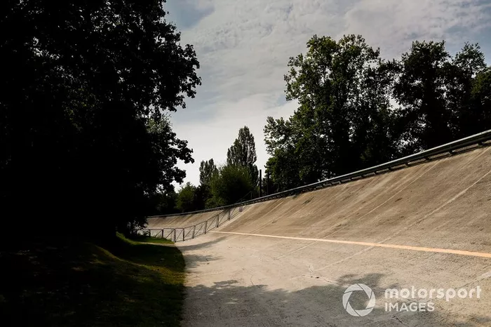 A notícia mais recente a impactar o mundo do esporte a motor vem da Itália. Na noite deste sábado (07), o governo do país anunciou um plano radical para tentar conter o avanço do coronavírus: colocar diversas regiões do norte da Itália sob quarentena, impedindo pessoas de entrar ou sair das regiões
