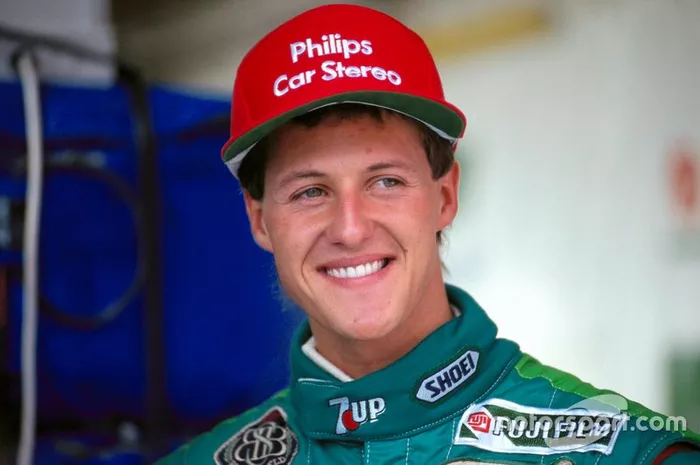 Michael Schumacher debutó en F1 con 22 años, 7 meses y 22 días. Fue con el equipo Jordan, en el GP de Bélgica 1991. Destacó en clasificación, pero una avería le hizo abandonar