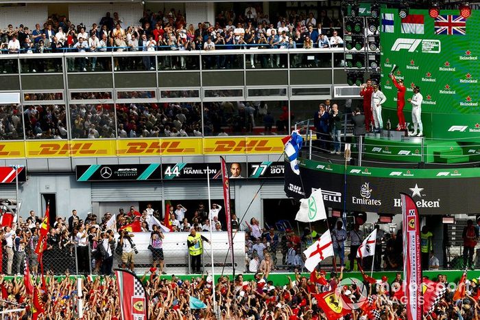 Podio: segundo lugar Valtteri Bottas, Mercedes AMG F1, el ganador de la carrera Charles Leclerc, Ferrari y el tercer lugar Hamilton, Mercedes AMG F1