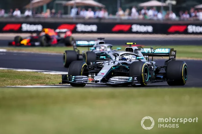 Valtteri Bottas, Mercedes AMG W10, lidera Lewis Hamilton, Mercedes AMG F1 W10