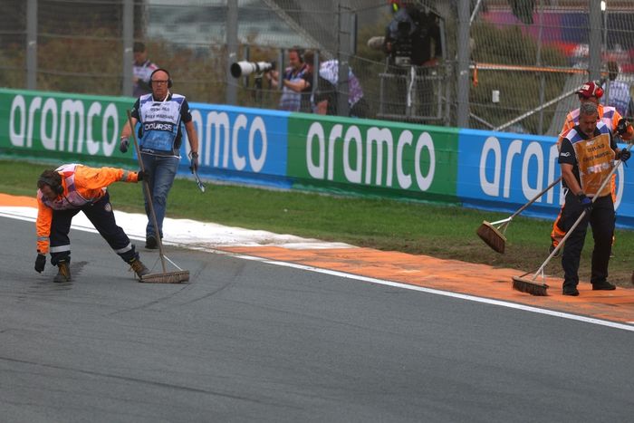 Alguaciles barren tras un accidente 