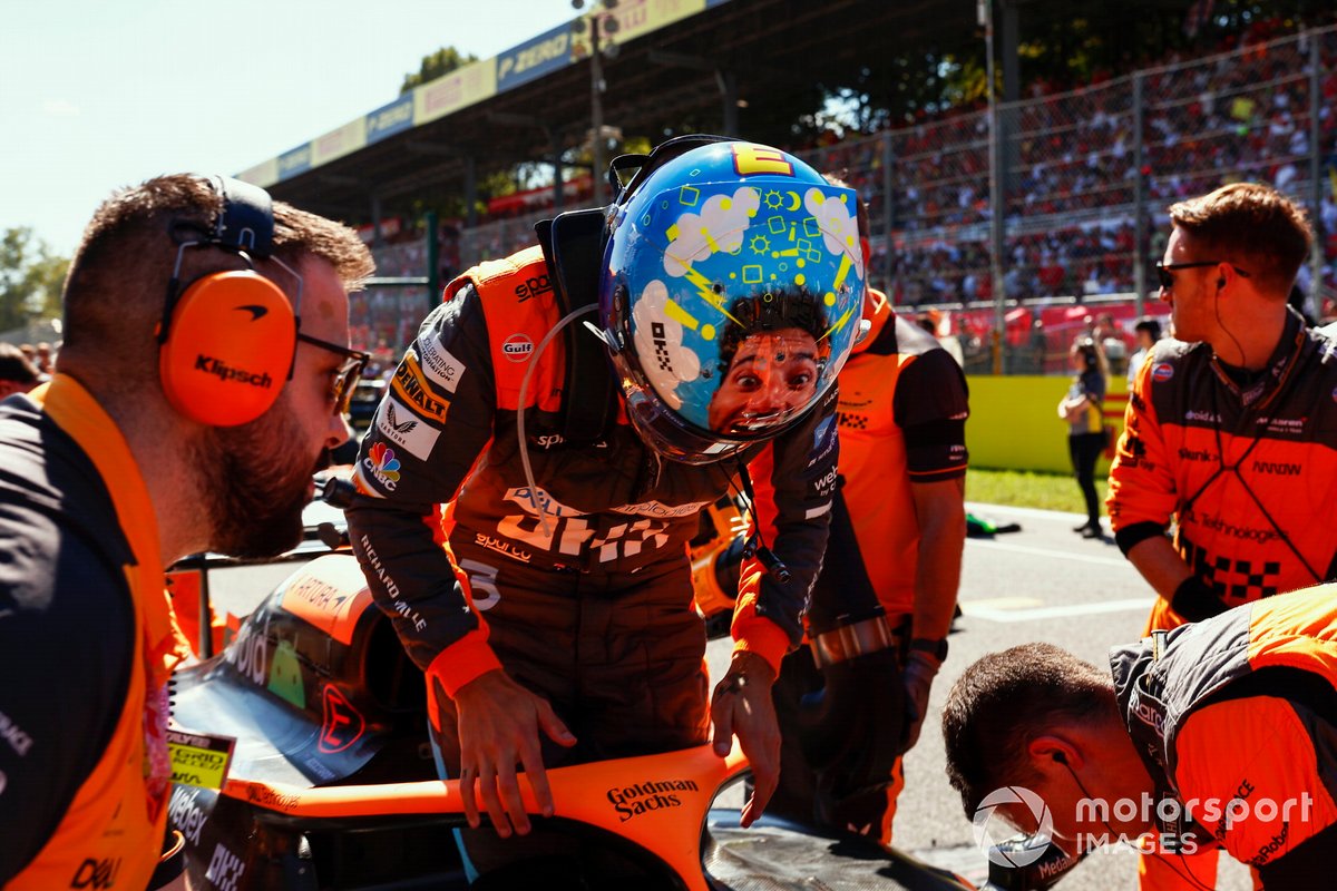 Daniel Ricciardo, McLaren, arrives on the grid