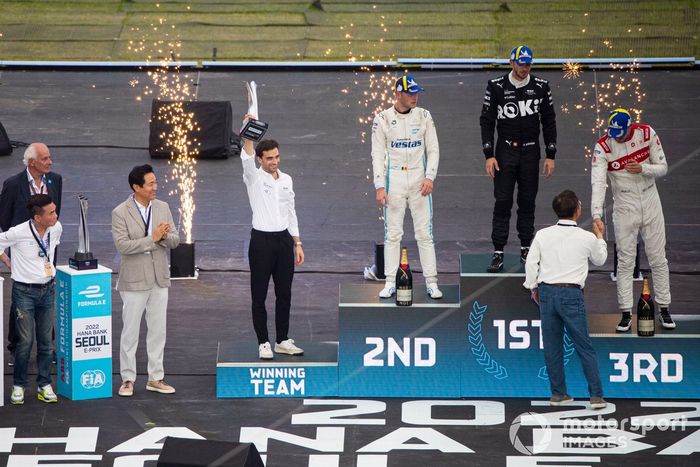 Podio: Jerome d'Ambrosio, jefe de ROKiT Venturi Racing, Stoffel Vandoorne, Mercedes-Benz EQ, segundo, el ganador Edoardo Mortara, Venturi Racing, Jake Dennis, Andretti Motorsport, tercero