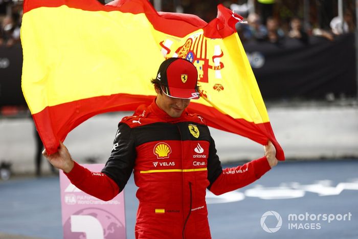 Carlos Sainz, Ferrari, 1ª posición, lo celebra con una bandera española en el Parc Ferme