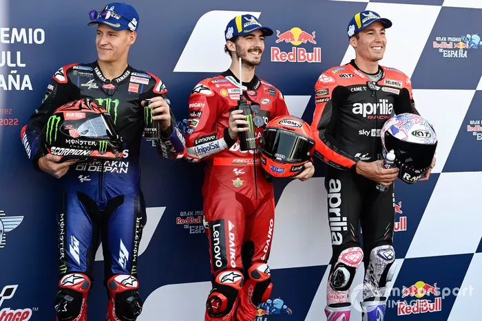 Los 3 primeros de la clasificación: segundo Fabio Quartararo, Yamaha Factory Racing, ganador de la pole Francesco Bagnaia, Ducati Team, tercero Aleix Espargaró, Aprilia Racing Team