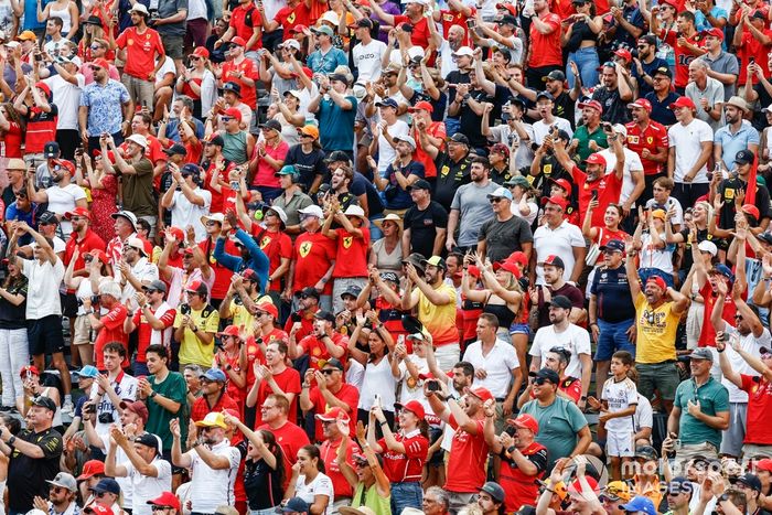 Aficionados de Ferrari animan desde una tribuna