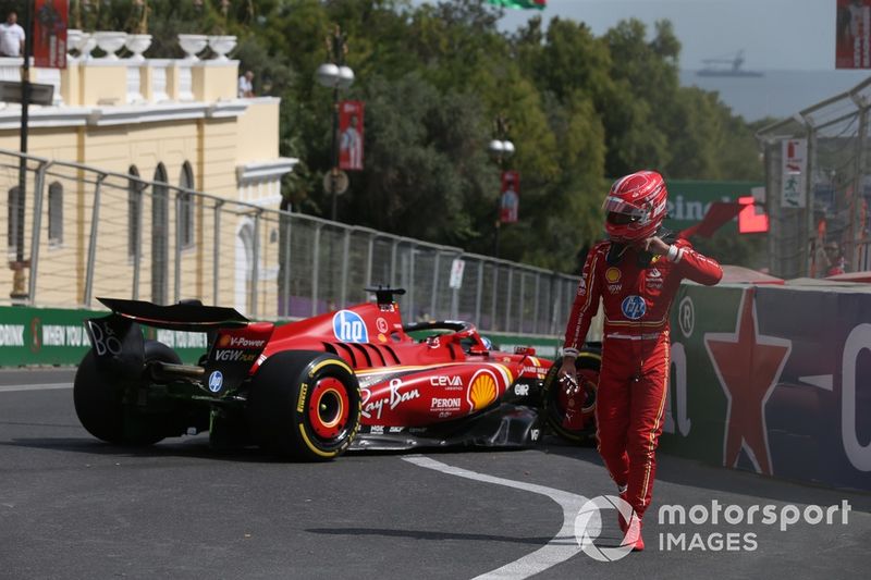Charles Leclerc, Ferrari SF-24, se aleja del coche tras chocar contra la barrera