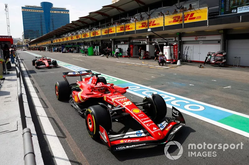 Charles Leclerc, Ferrari SF-24, Carlos Sainz, Ferrari SF-24, en boxes