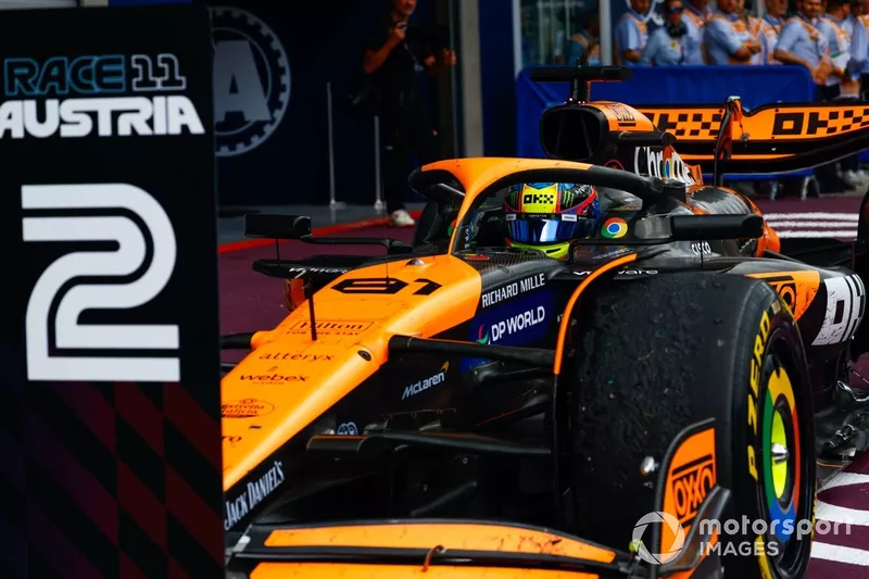 Oscar Piastri, McLaren MCL38, 2ème position, arrive au Parc Ferme