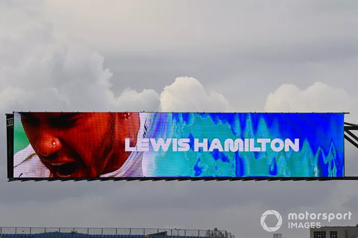 Tablero electrónico de Lewis Hamilton, Mercedes-AMG F1 después de asegurar su séptimo título del campeonato mundial de pilotos