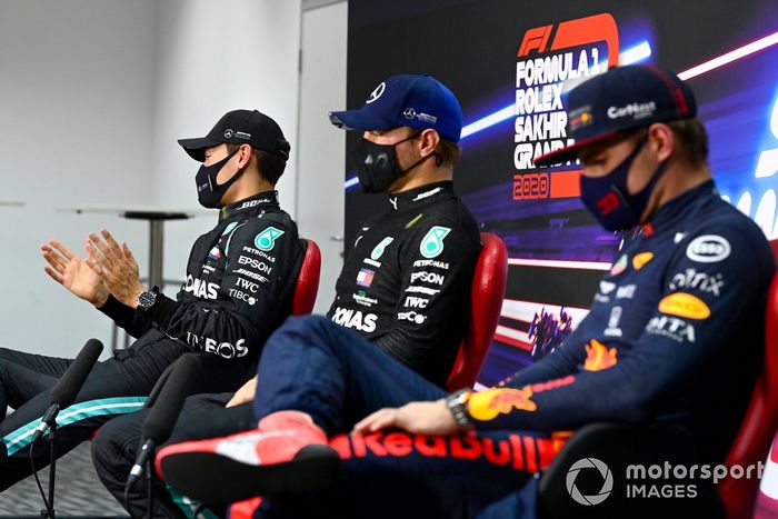 George Russell, Mercedes-AMG F1, Valtteri Bottas, Mercedes-AMG F1, Max Verstappen, Red Bull Racing en la conferencia de prensa