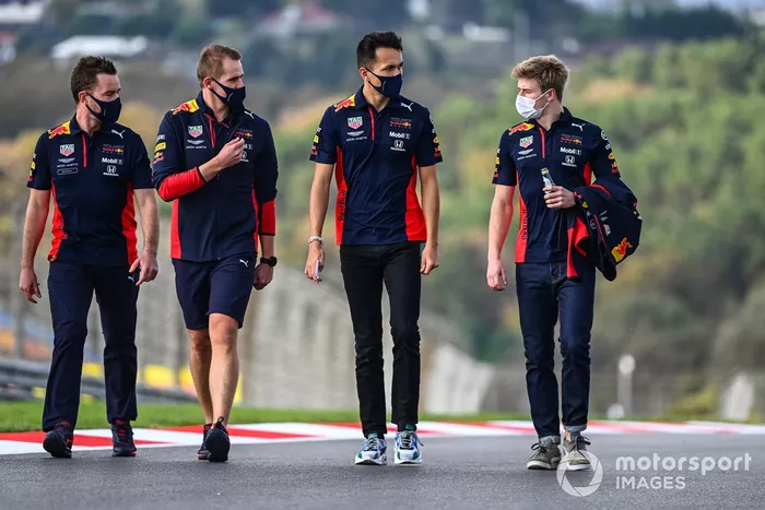 Alex Albon, Red Bull Racing, recorre la pista