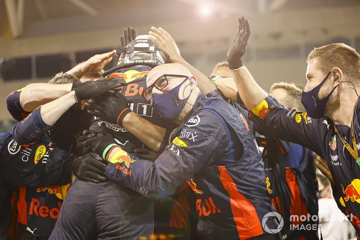 Ganador Max Verstappen, Red Bull Racing, celebra en Parc Ferme con el equipo
