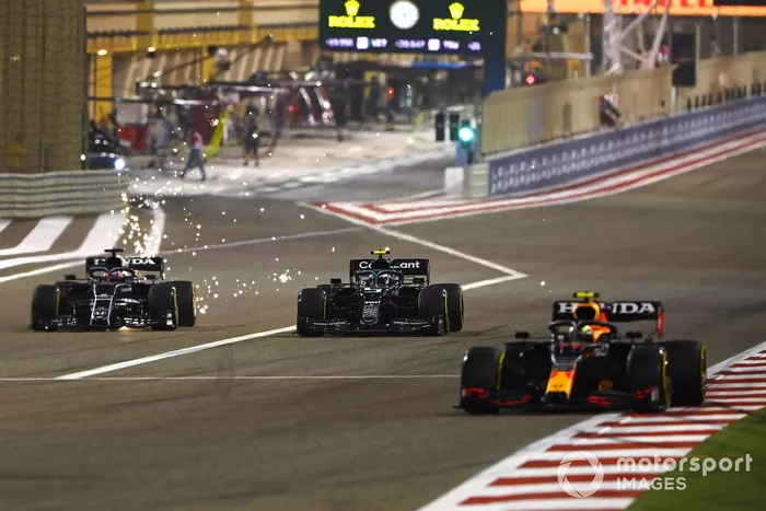 Sergio Pérez, Red Bull Racing RB16B, Sebastian Vettel, Aston Martin AMR21, Yuki Tsunoda, AlphaTauri AT02 