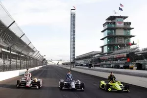 Simon Pagenaud, Team Penske Chevrolet, Ed Carpenter, Ed Carpenter Racing Chevrolet, Spencer Pigot, Ed Carpenter Racing Chevrolet pose for front row photos