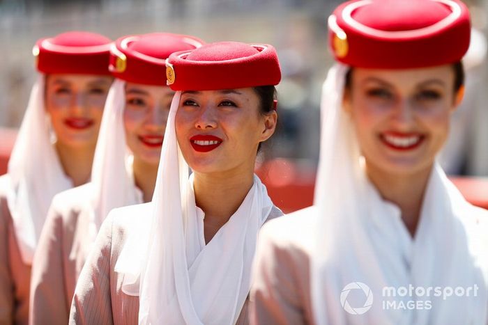 Las azafatas de los Emiratos en la parrilla