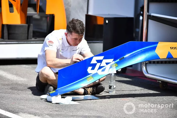 Un mecánico de McLaren añadiendo los dorsales