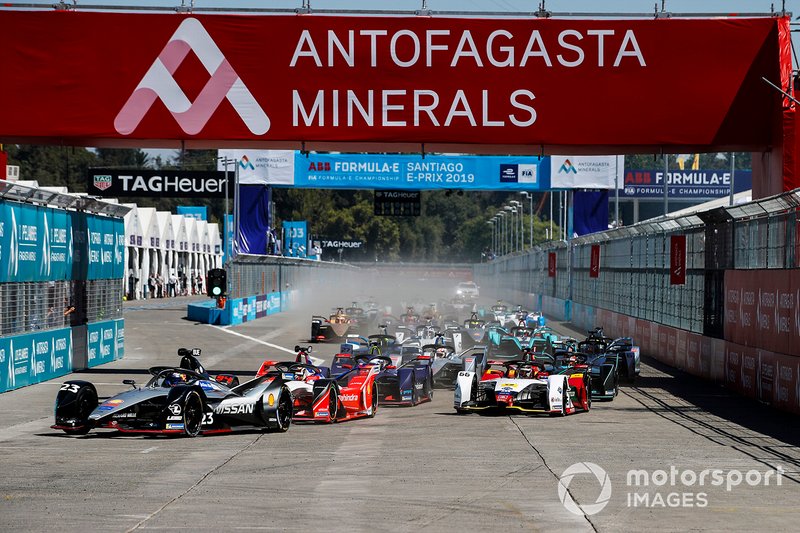 Sébastien Buemi, Nissan e.Dams, Nissan IMO1, leads Pascal Wehrlein, Mahindra Racing, M5 Electro and Daniel Abt, Audi Sport ABT Schaeffler, Audi e-tron FE05
