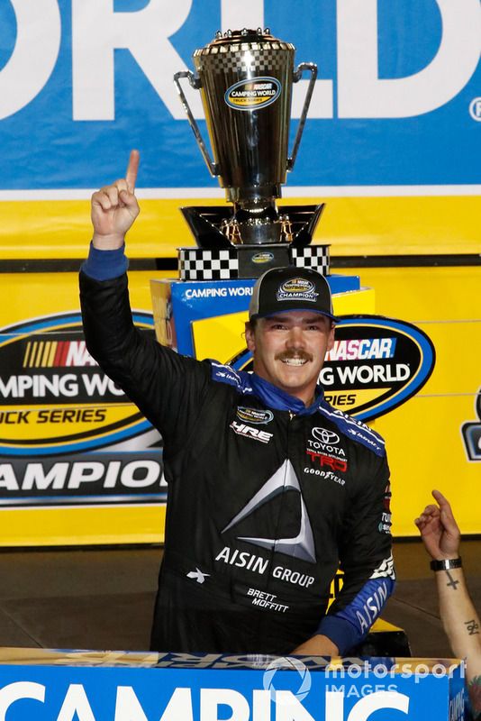Ganador Brett Moffitt, Hattori Racing Enterprises, Toyota Tundra AISIN Group celebra