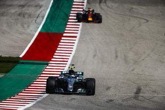 Valtteri Bottas, Mercedes AMG F1 W09 EQ Power+, leads Daniel Ricciardo, Red Bull Racing RB14