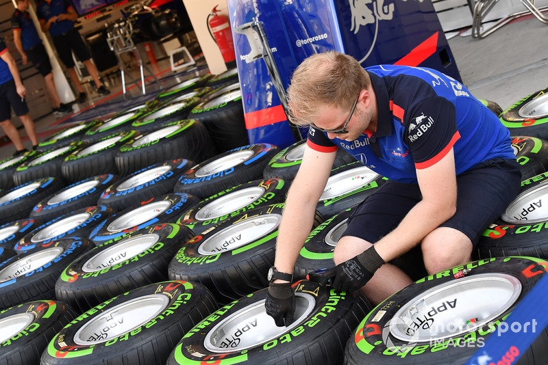 Des pneus Pirelli dans le garage de la Scuderia Toro Rosso