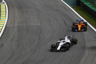 Lance Stroll, Williams FW41, voor Stoffel Vandoorne, McLaren MCL33