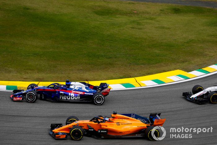 Brendon Hartley, Toro Rosso STR13, Fernando Alonso, McLaren MCL33. 