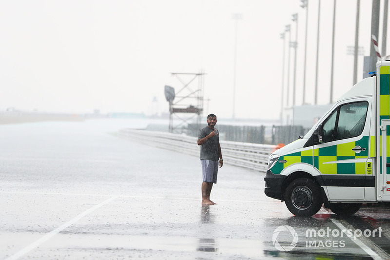 Lluvia en el pitlane