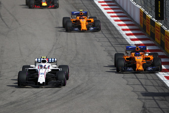 Sergey Sirotkin, Williams FW41, Fernando Alonso, McLaren MCL33, Stoffel Vandoorne, McLaren MCL33