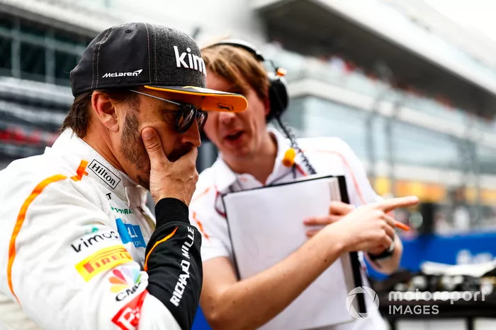Fernando Alonso, McLaren habla con su ingeniero
