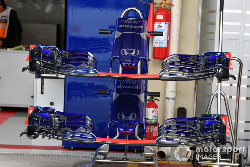 Scuderia Toro Rosso STR13 nose and front wings