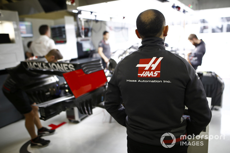 Les mécaniciens de Haas au travail