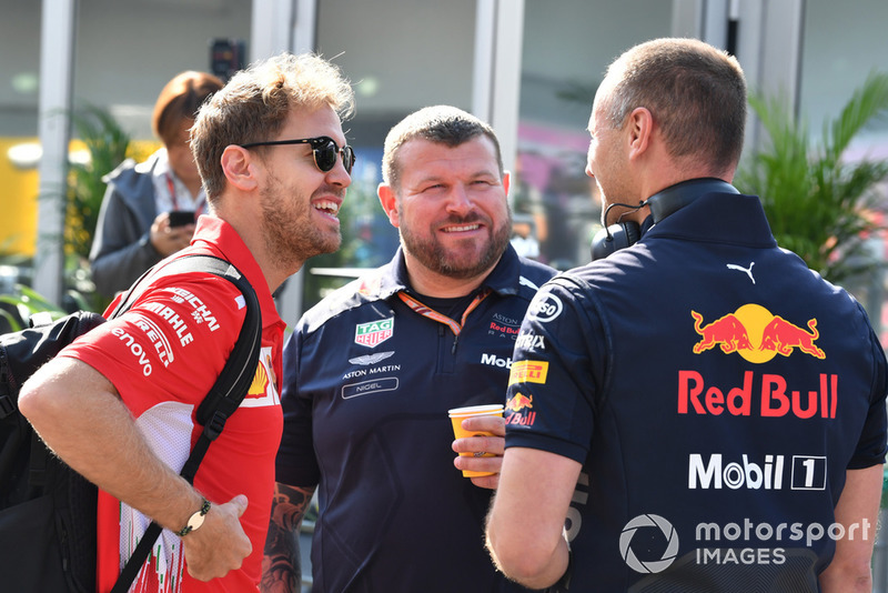 Sebastian Vettel, Ferrari, discute avec des mécaniciens Red Bull