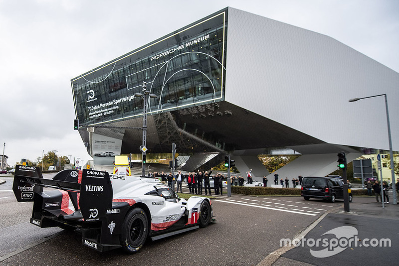 Porsche 919 Hybrid Evo vor dem Porsche-Museum in Stuttgart