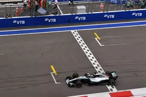 Racewinnaar Lewis Hamilton, Mercedes-AMG F1 W09 finisht