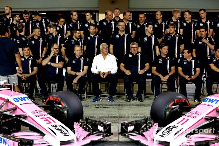 Lawrence Stroll, propietario del equipo Racing Point Force India F1 y Otmar Szafnauer, director del equipo Racing Point Force India Racing durante la foto del equipo Point Force India F1 