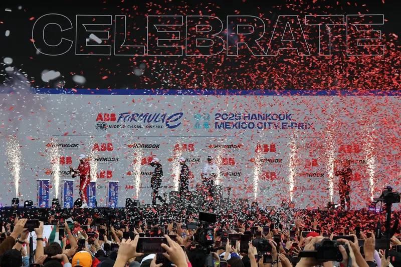 Podium : Oliver Rowland, vainqueur de la course, Nissan Formula E Team, Antonio Felix da Costa, TAG Heuer Porsche Formula E Team, deuxième, Pascal Wehrlein, TAG Heuer Porsche Formula E Team, troisième.
