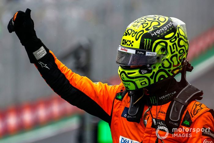 El hombre de la pole Lando Norris, McLaren F1 Team, lo celebra en Parc Ferme