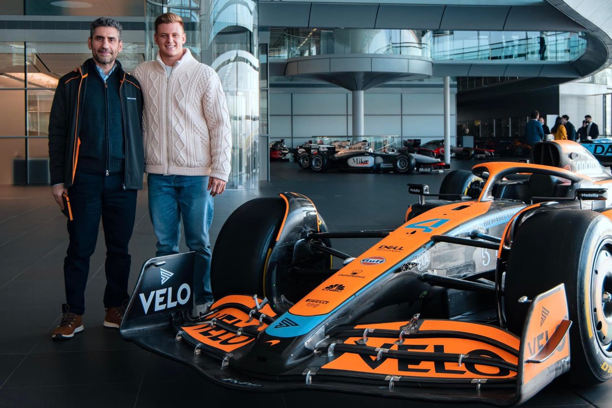Oltre al suo ruolo in Mercedes, Mick Schumacher sarà anche il terzo pilota della McLaren nel 2023, intervenendo in caso di necessità.