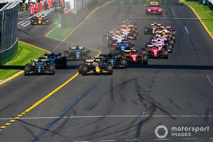 Max Verstappen, Red Bull Racing RB19, George Russell, Mercedes F1 W14, Lewis Hamilton, Mercedes F1 W14, Fernando Alonso, Aston Martin AMR23, Carlos Sainz, Ferrari SF-23, Charles Leclerc, Ferrari SF-23, el resto de la parrilla en la salida.