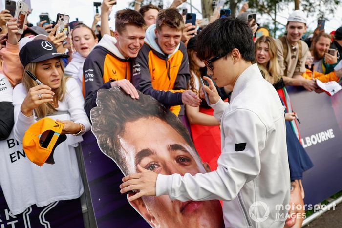 Yuki Tsunoda, AlphaTauri AT04 interactúa con los aficionados a su llegada a la pista