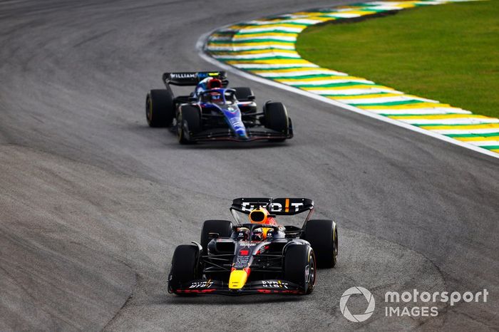 Max Verstappen, Red Bull Racing RB18, Nicholas Latifi, Williams FW44