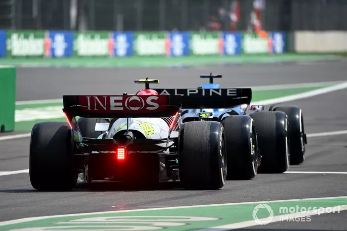 Fernando Alonso, Alpine A522, Lewis Hamilton, Mercedes W13, fuera de boxes